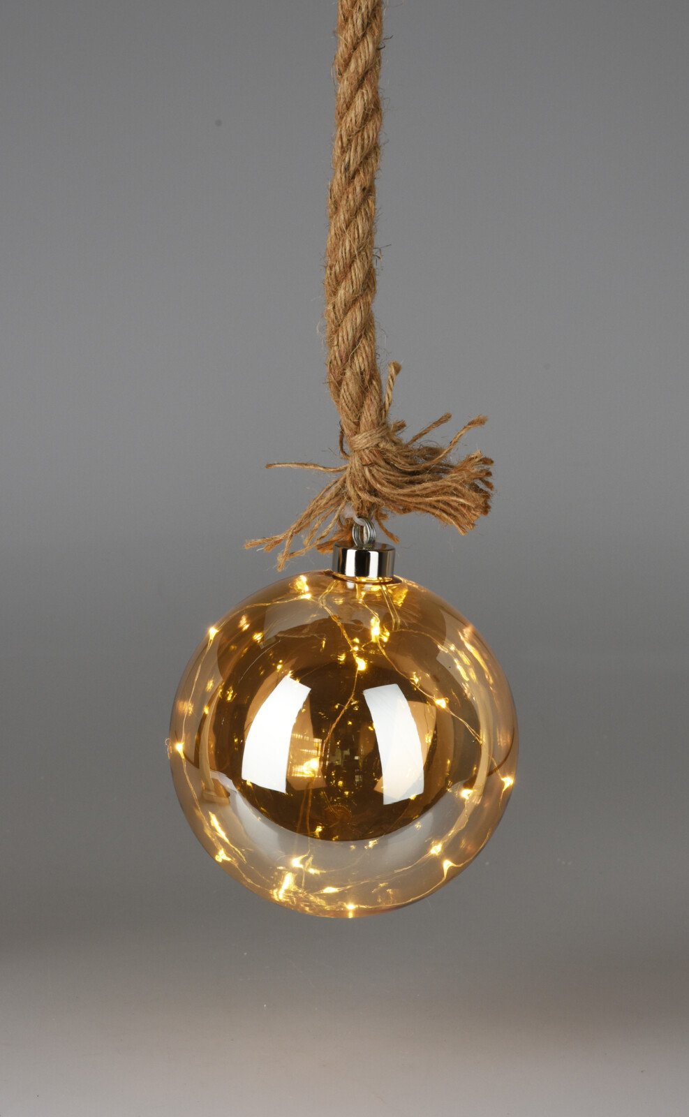 KUGLEOPHNGENDE GLASDEKORATION MED LED-LYS  H15 CM