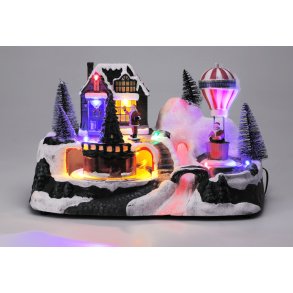 MAGISK VINTERLANDSBY MED LUFTBALLON OG JULEMAND