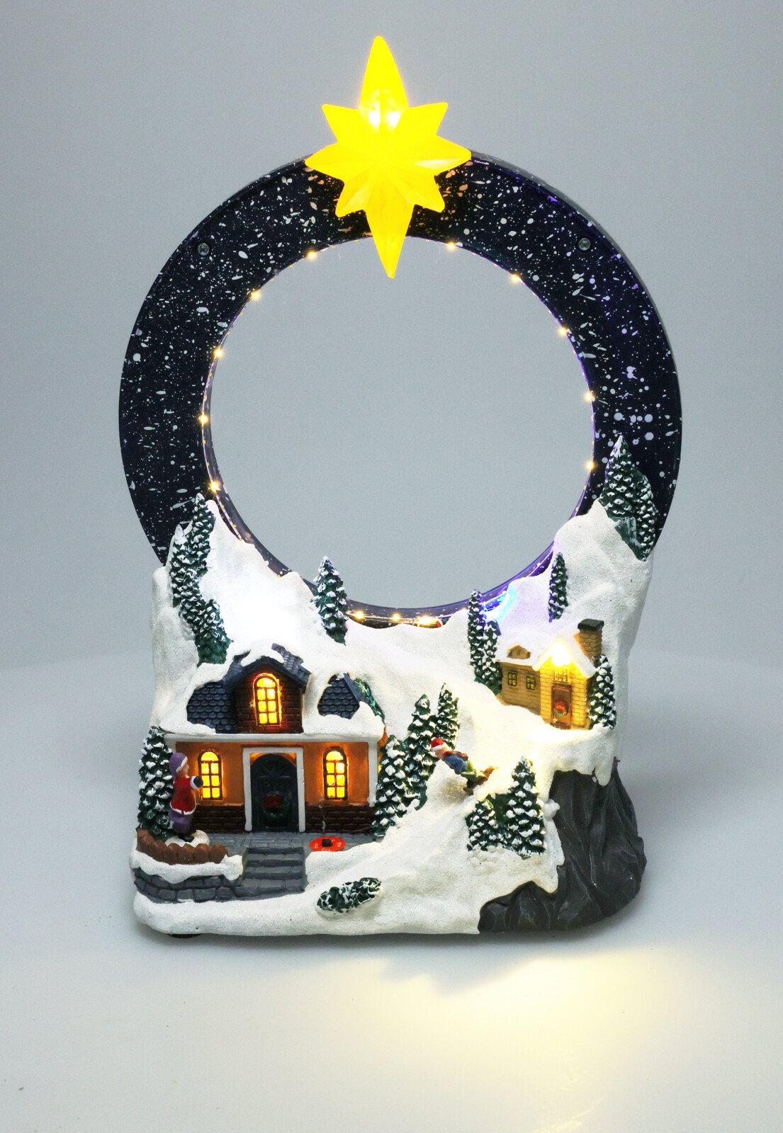 JULESCENE LANDSBY MED LED-STJERNE OG BEVGELSE