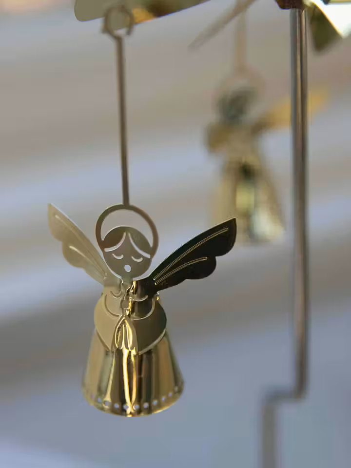 ENGLESPIL MED SYNGENDE ENGLE  GULD